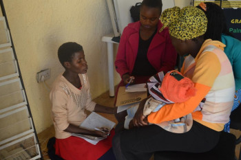 Young mothers and new friends, Zelifa Dube and Melisa Mpofu, taking part in a YMM group discussion; UNICEF Zimbabwe/2018/Tatenda Chimbwanda