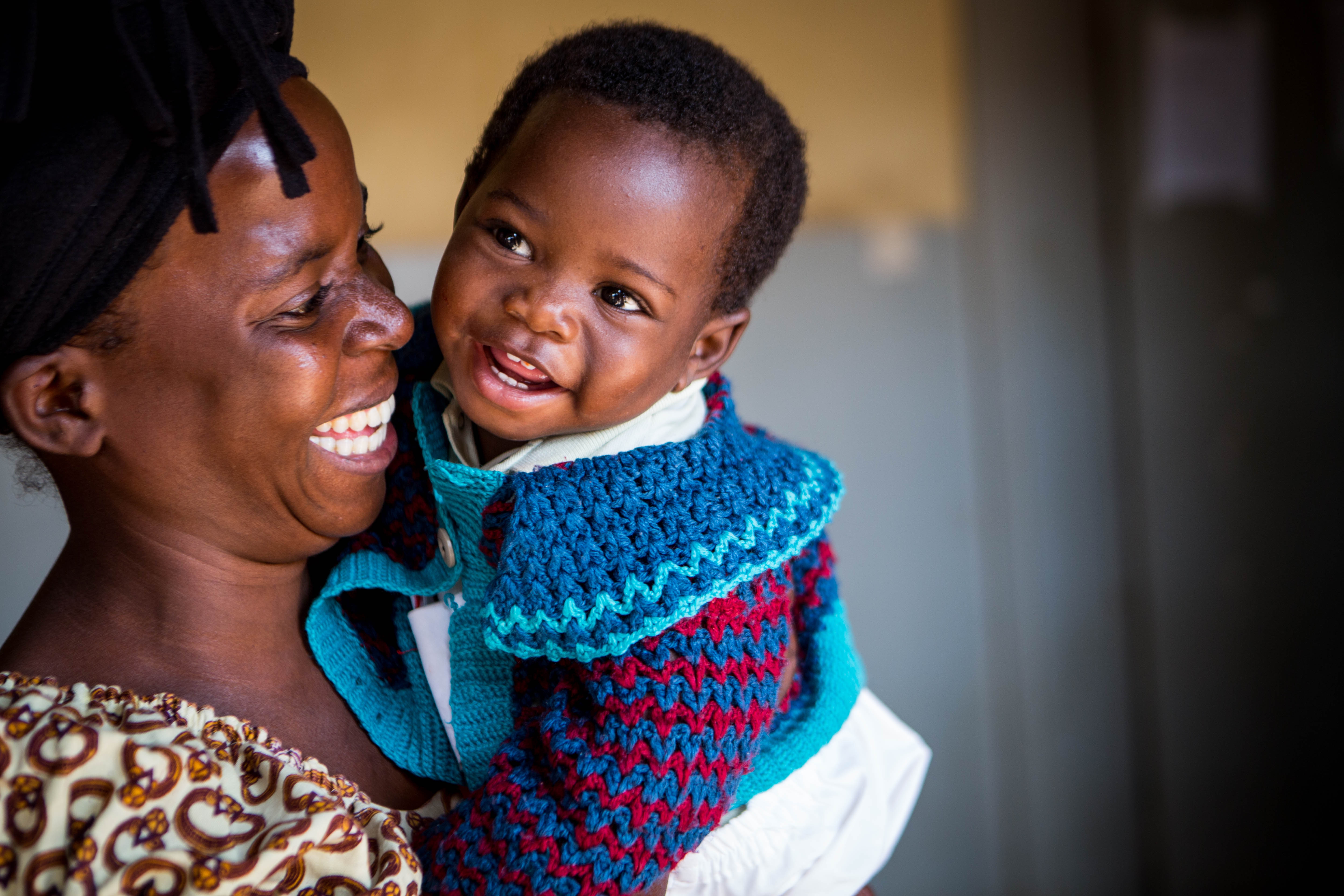 Mother and child in Blantyre, Malawi (©UNICEF/Schermbrucker/Malawi)